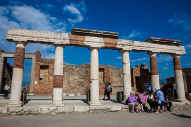 Güzel bir erken bahar gününde Pompeii antik kentinde Forum Harabeleri ziyaret turistler