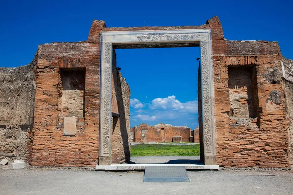 Портик Конкордии Августа на Форуме в древнем городе Помпеи — стоковое фото