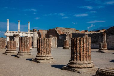 Güzel bir erken bahar gününde Pompeii antik kentinde Forum Harabeleri