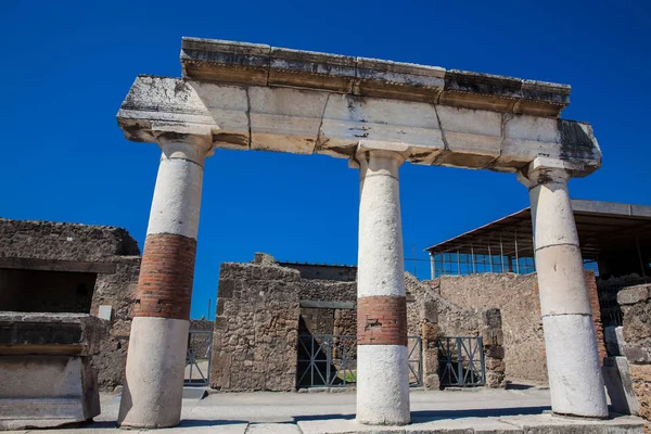 Ruínas do Fórum na antiga cidade de Pompeia em um belo dia de primavera — Fotografia de Stock