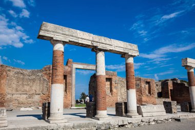 Güzel bir erken bahar gününde Pompeii antik kenti Forumu Concordia Augusta Portico turistler