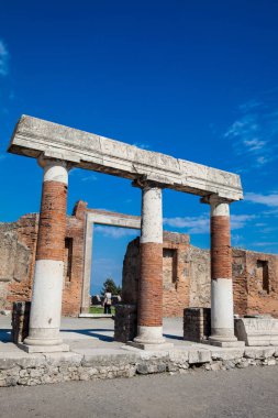 Güzel bir erken bahar gününde Pompeii antik kenti Forumu Concordia Augusta Portico turistler