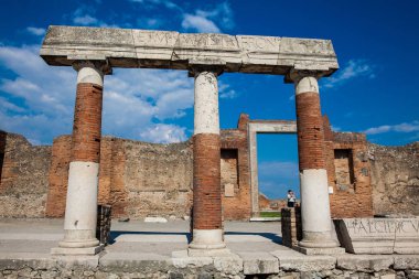 Güzel bir erken bahar gününde Pompeii antik kenti Forumu Concordia Augusta Portico turistler