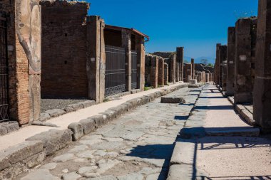 Pompeii sokakları siyah volkanik kayaların büyük bloklardan yapılmış