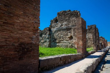 Pompeii sokakları siyah volkanik kayaların büyük bloklardan yapılmış