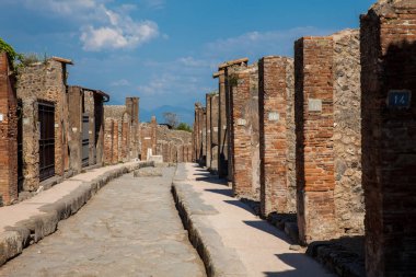 Pompeii sokakları siyah volkanik kayaların büyük bloklardan yapılmış