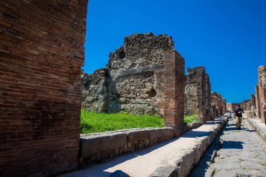 Pompeii sokaklarında turistler siyah volkanik kayaların büyük bloklar yapılmış