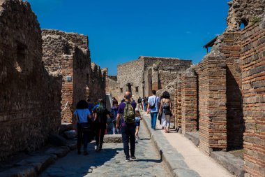 Pompeii sokaklarında turistler siyah volkanik kayaların büyük bloklar yapılmış