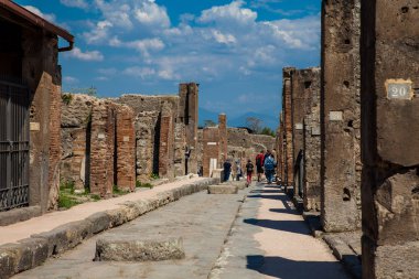 Pompeii sokaklarında turistler siyah volkanik kayaların büyük bloklar yapılmış