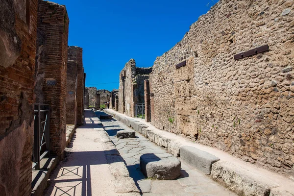 Piękne ulice Pompejów wykonane z dużych bloków czarnych skał wulkanicznych — Zdjęcie stockowe