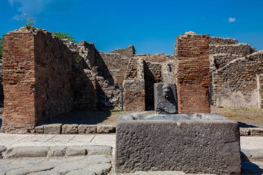 Pompeii antik kentinin sokaklarında antik su çeşmesi