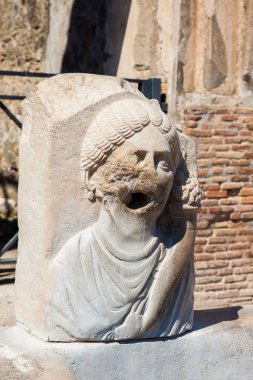 Pompeii antik kentinin sokaklarında antik su çeşmesi