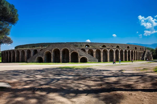 Touristes à l'extérieur de l'Amphithéâtre romain de Pompéi — Photo