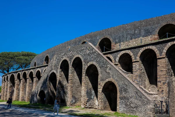 Touristes visitant l'Amphithéâtre de Pompéi dans une belle journée de printemps tôt — Photo