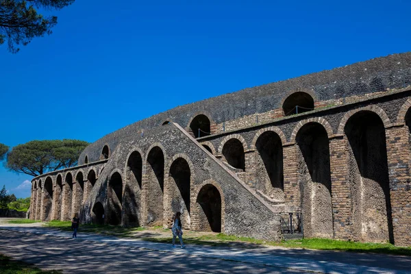 Tourists visiting the Amphitheatre of Pompeii in a beautiful early spring day — Stock Photo, Image