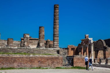 Güzel bir erken bahar gününde Pompeii antik kenti Forumu 'nda Jüpiter Tapınağı ziyaret turistler