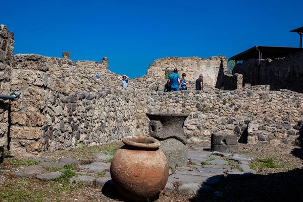 Toeristen een bezoek aan de ruis van de oude stad van Pompeii in een prachtige vroege lente dag — Stockfoto