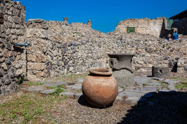 Touristen besuchen die Ruinen der antiken Stadt Pompeji an einem schönen Frühlingstag — Stockfoto