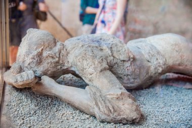 Pompeii antik kenti bir kadın kurbanı Alçı döküm vücut