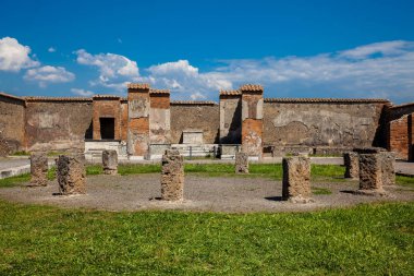 Güzel bir erken bahar gününde Pompeii antik kentinde Macellum kalıntıları