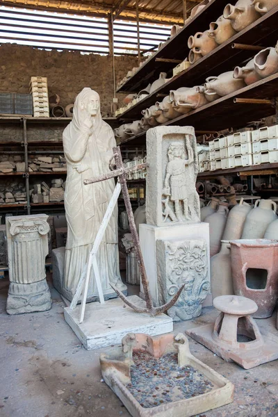 Artifacts in the  Forum Granary of the ancient city of Pompeii — Stock Photo, Image