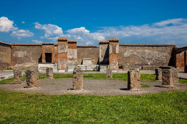 Ruinerna av Macellum i den antika staden Pompeji i en vacker tidig vårdag — Stockfoto