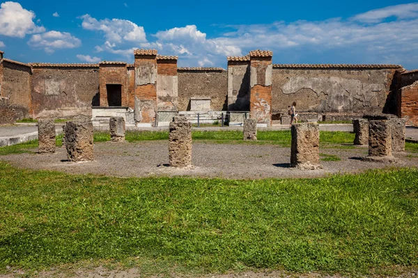 Flicka som besöker ruinerna av Macellum i den antika staden Pompeji i en vacker tidig vårdag — Stockfoto