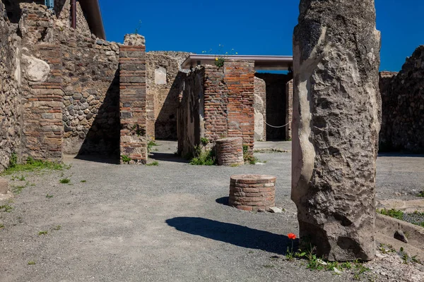Ruinen der Häuser in der antiken Stadt Pompeji — Stockfoto