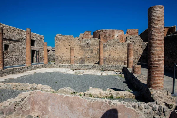Meisje een bezoek aan de ruïnes van de huizen in de oude stad van Pompeii in een prachtige vroege lente dag — Stockfoto