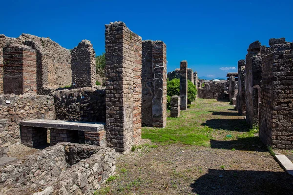 Ruines des rues et des maisons dans l'ancienne ville de Pompéi — Photo