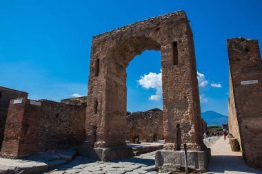 Pompeii antik kentinde Caligula Kemeri turistler