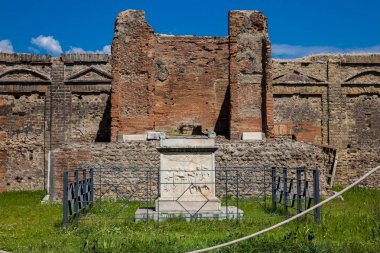 Pompeii antik kentinde Genius Augusti Tapınağı