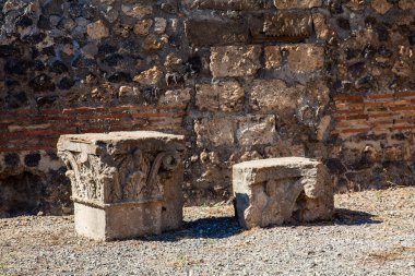 Pompeii antik kentinde sütun kalıntıları