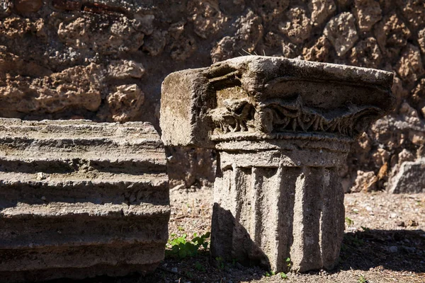 Pozostałości kolumn w starożytnym mieście Pompejów — Zdjęcie stockowe