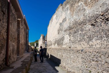 Pompeii antik kentinin kalıntılarını ziyaret eden turistler