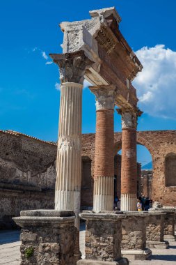 Pompeii antik kentinin kalıntılarını ziyaret eden turistler