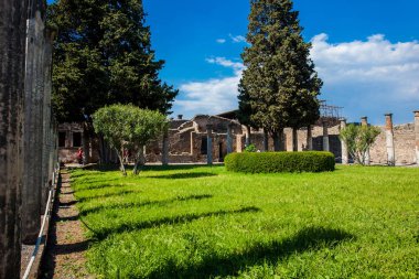 Pompeii antik kentinin kalıntılarını ziyaret eden turistler