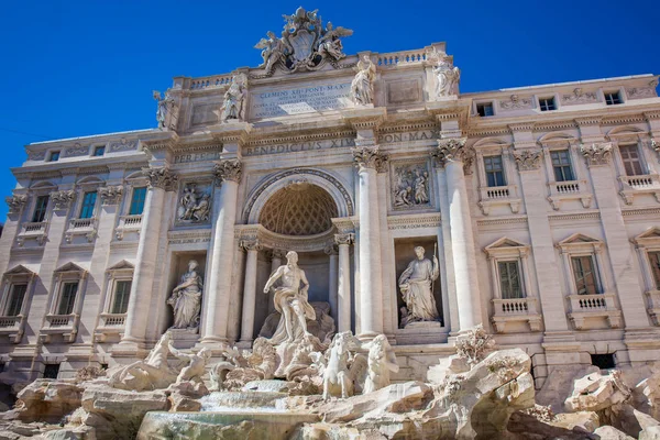 Fontana di Trevi progettata dall'architetto italiano Nicola Salvi e completata da Giuseppe Pannini nel 1762 — Foto Stock