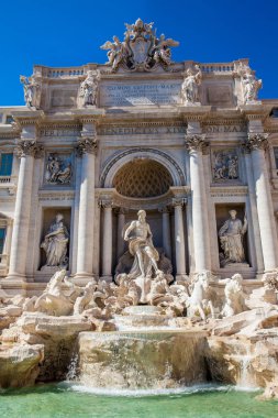 İtalyan mimar Nicola Salvi tarafından tasarlanan ve Giuseppe Pannini tarafından 1762 yılında tamamlanan Trevi Çeşmesi