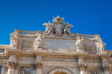 İtalyan mimar Nicola Salvi tarafından tasarlanan ve Giuseppe Pannini tarafından 1762 yılında tamamlanan Trevi Çeşmesi'nde papalık arması