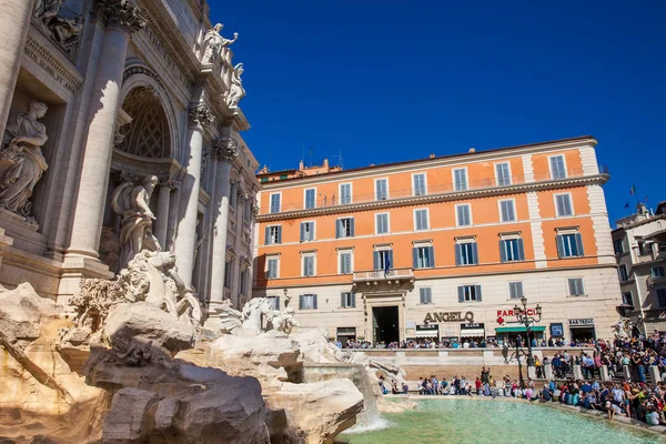 Turisti alla Fontana di Trevi progettata dall'architetto italiano Nicola Salvi e completata da Giuseppe Pannini nel 1762 — Foto Stock