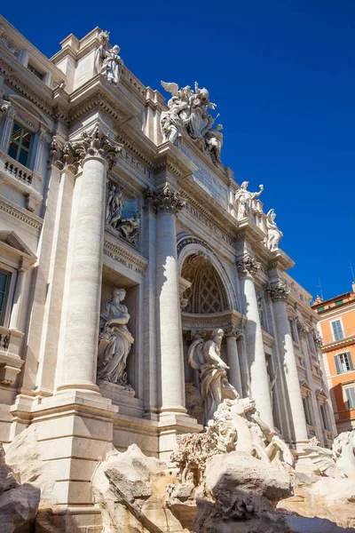 Fontana di Trevi progettata dall'architetto italiano Nicola Salvi e completata da Giuseppe Pannini nel 1762 — Foto Stock