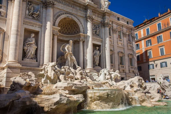 Turistas en la Fontana de Trevi diseñados por el arquitecto italiano Nicola Salvi y completados por Giuseppe Pannini en 1762 — Foto de Stock