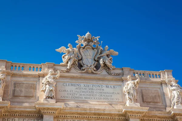 Escudo de armas papal en la Fontana de Trevi diseñado por el arquitecto italiano Nicola Salvi y completado por Giuseppe Pannini en 1762 — Foto de Stock