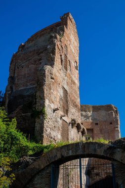 Trajan Hamamı harabeleri, Antik Roma'da 104 Ad'dan itibaren inşa edilmiş bir banyo ve eğlence kompleksi