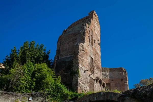 Руины бань Траяна комплекс для купания и отдыха, построенный в Древнем Риме, начиная с 104 года н.э. — стоковое фото
