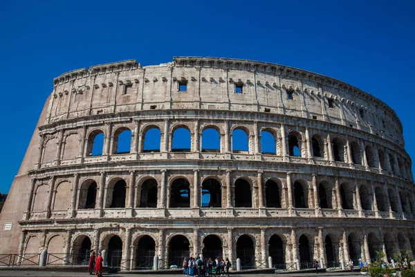 Das berühmte kolosseum oder kolosseum auch bekannt als flavian amphitheater im zentrum der stadt rom — Stockfoto