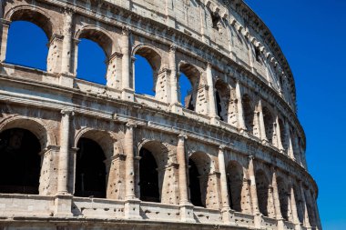 Roma şehir merkezinde flavian Amfitiyatro olarak da bilinen ünlü Kolezyum veya Kolezyum detay