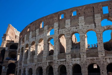 Roma şehrinin merkezinde ki Flavian Amfitiyatrosu olarak da bilinen ünlü Kolezyum veya Kolezyum