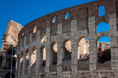 Roma şehrinin merkezinde ki Flavian Amfitiyatrosu olarak da bilinen ünlü Kolezyum veya Kolezyum